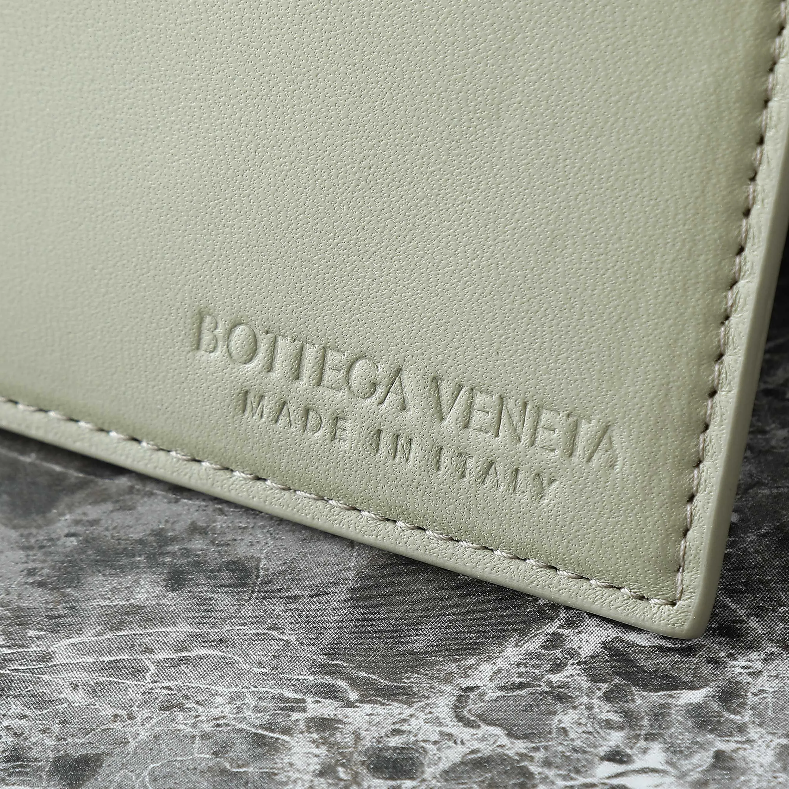 Batch 1660 BV25 spring and summer new product Mini pinacoteca two-tone surface. The weaving process is also super exquisite. Every texture is delicate and clear, and you can see the full ingenuity. 👜The bag uses 1 cm leather strips, which are purely hand-woven, highlighting the brand's craftsmanship. The inside is flipped to reveal a smooth suede lining that can be used on both sides, taking into account both fashion and practicality. 	 The small size can be worn on one shoulder or across the body, making it super versatile for daily commuting! 	 💕Fashionable ladies who like BV, come to me to get the same style~ ​Model number: 819004 ​Size: 24*15*12cm